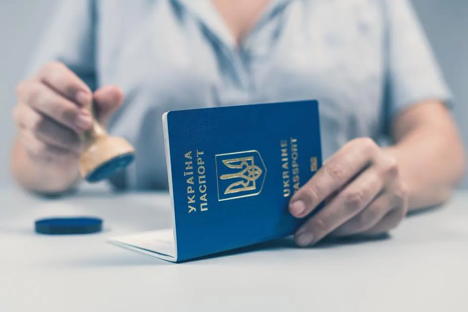 Malgré l'invasion de la Russie, l'Ukraine continue de grimper dans le classement du Passport Index d'année en année.