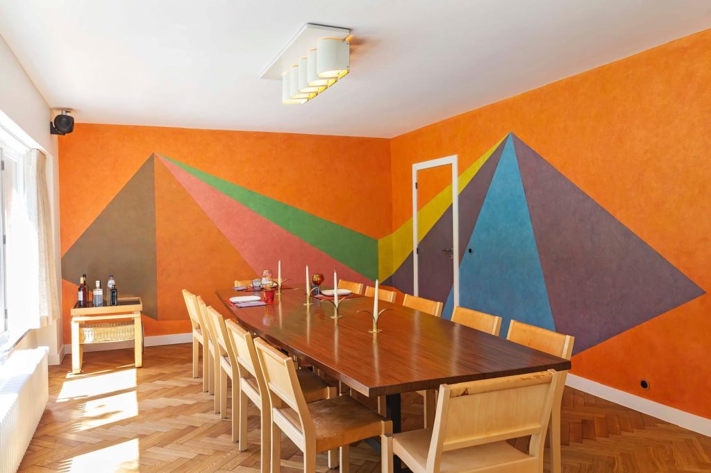 La fresque de l’Américain Sol LeWitt, Double pyramides asymétriques, à Knokke. © Maisons Cab