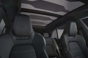 Panoramisch dak en interieur van de elektrische Porsche Cayenne Turbo