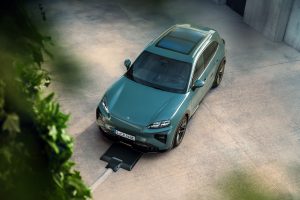 Inductief opladen van de elektrische Porsche Cayenne