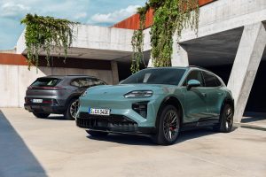 Elektrische Porsche Cayenne op de weg