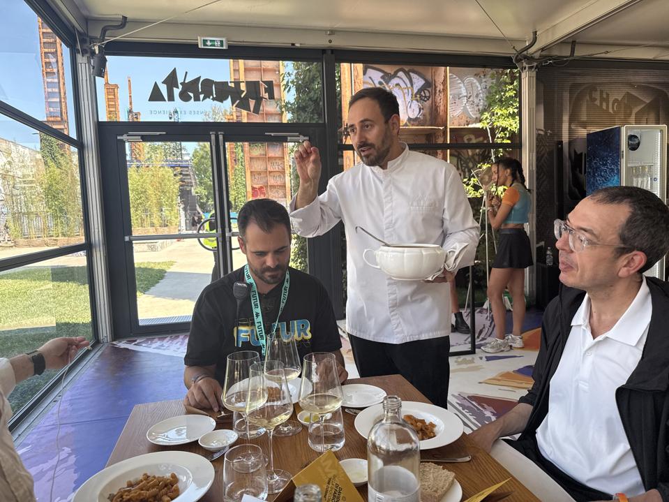 Le chef Davide Di Fabio présente son plat de pâtes