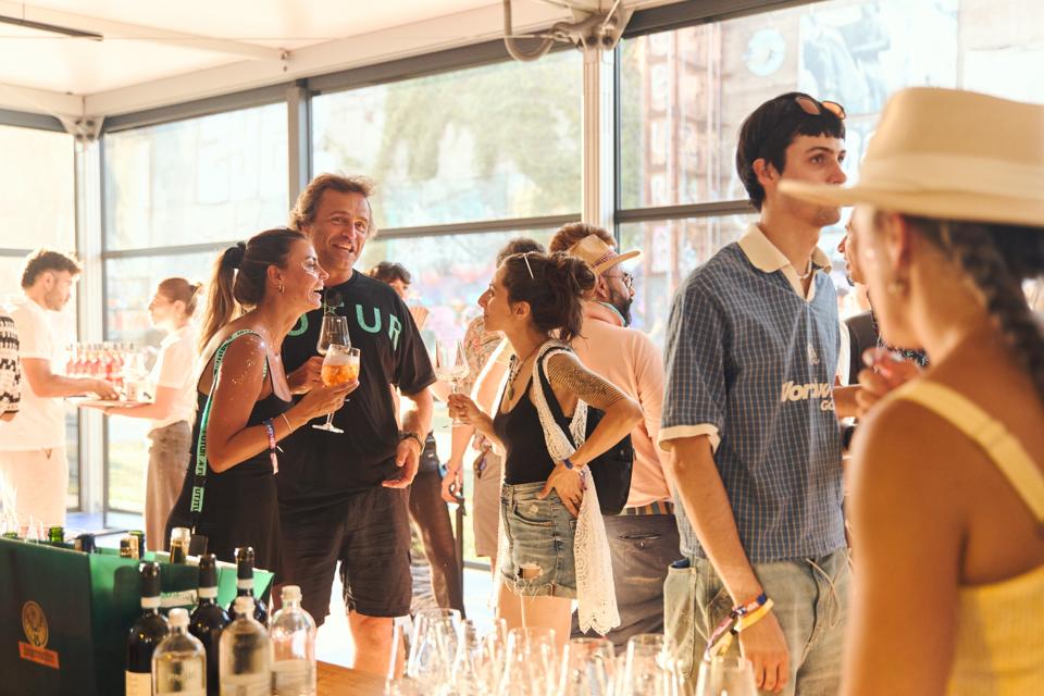 Heure du cocktail à la Taverna Futurista pendant Kappa FuturFestival