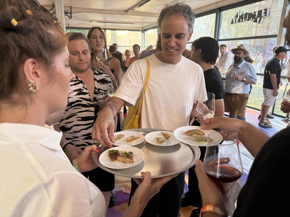 DJ de renom à la Taverna Futurista