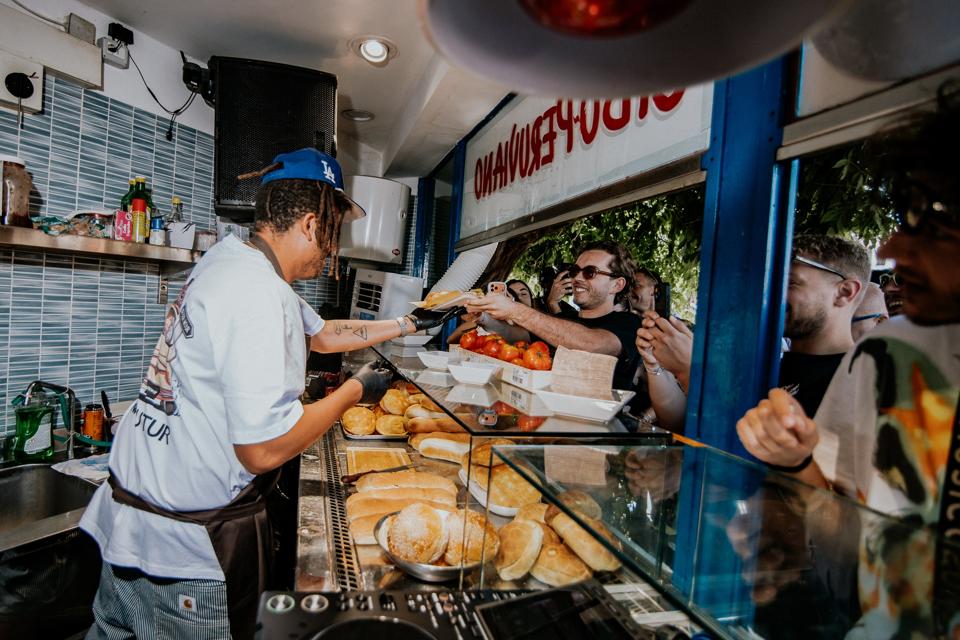 Seth Troxler sert des sandwiches entre deux sets à Turin