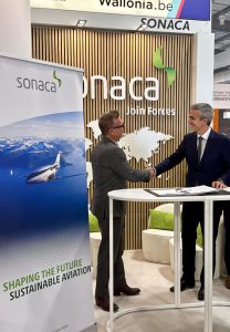 Signature du contrat entre Scott Drennan et Yves Delatte lors du salon de Farnborough