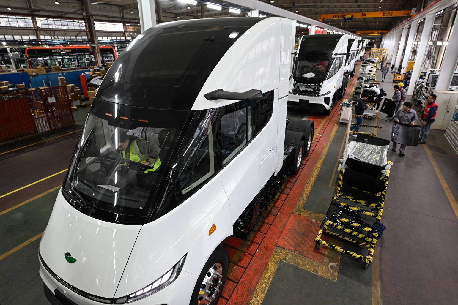 Camions électriques Windrose en cours d’assemblage à Suzhou, en Chine