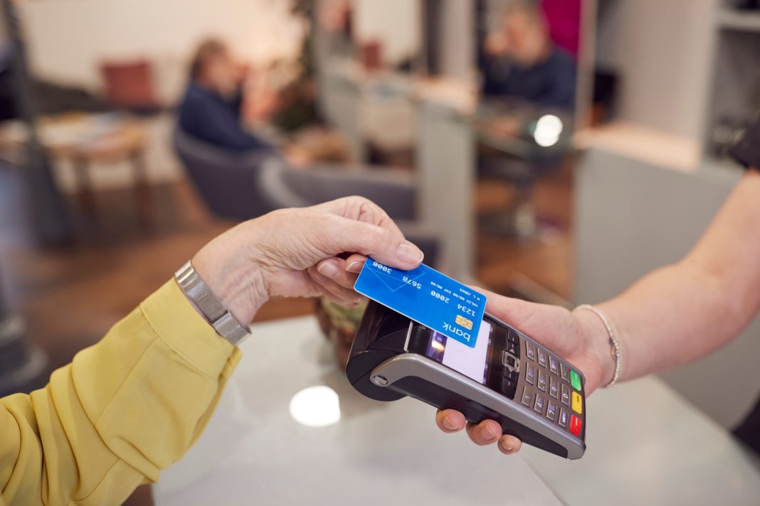Ontdek de gevaarlijke fout die iedereen maakt met hun bankkaart