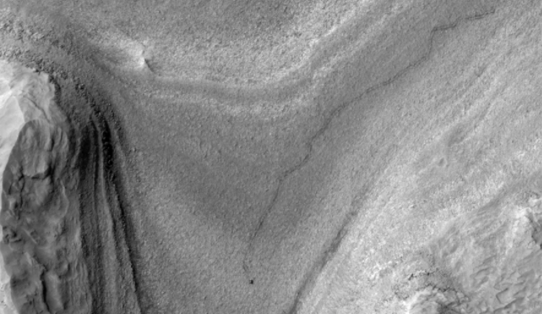 Curiosity rover vastgelegd vanuit de ruimte: een mijlpaal in marsverkenning