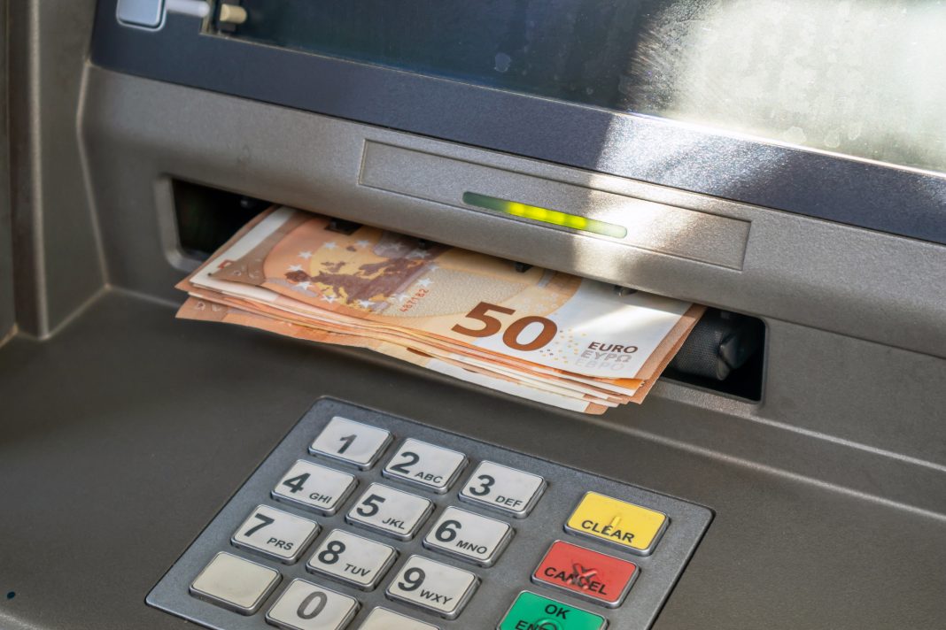 Haal nooit geld af als je dit ziet bij de geldautomaat – je veiligheid op het spel!