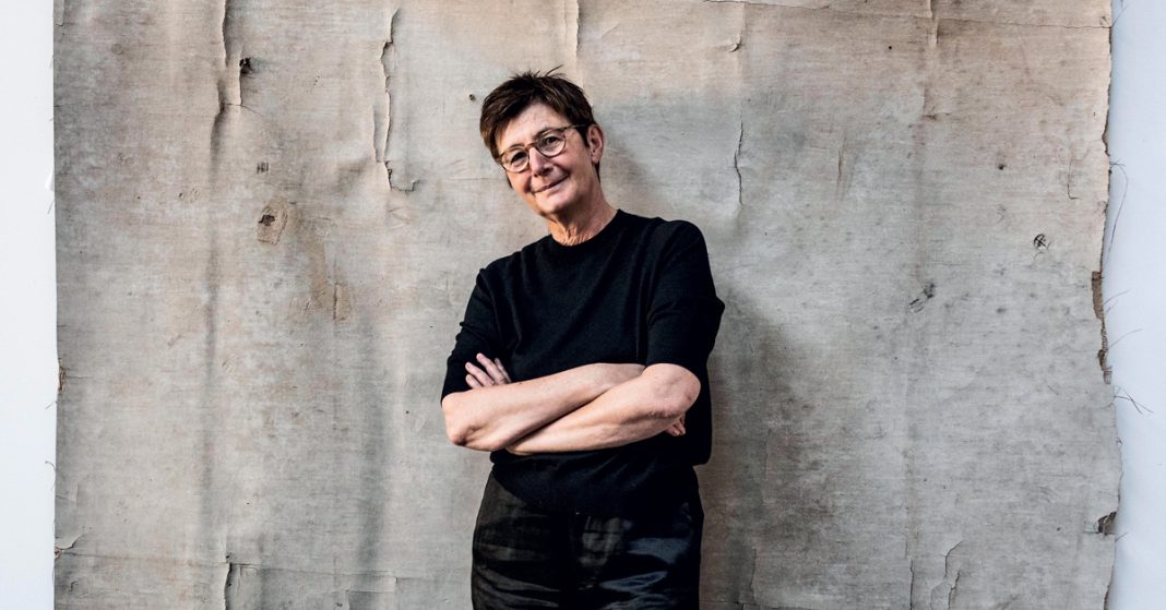 “Ik ben geen klassieke beeldhouwster die met academische materialen werkt. Mijn sculpturen vormen een combinatie van materialen met de geschiedenis van anderen” - © Saskia Vanderstichele