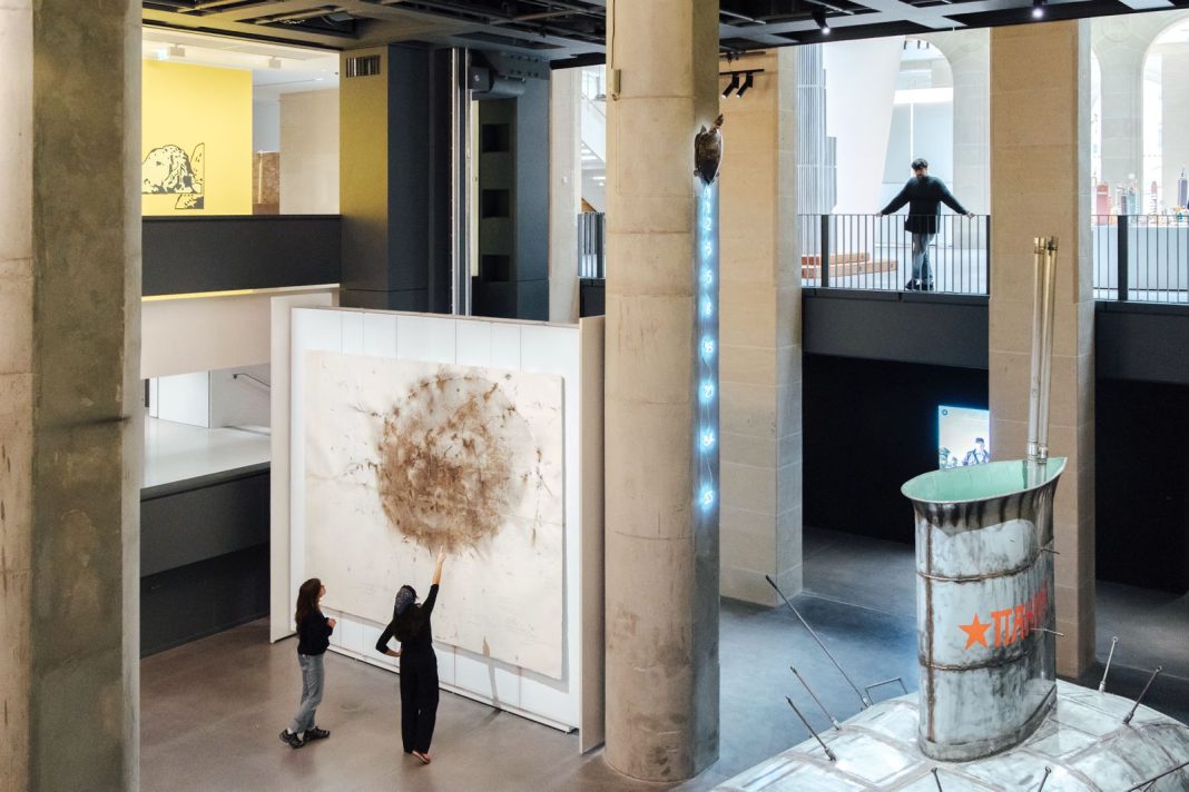 13219-whatsapp-image-2025-10-30-a-162856-b8a5b774 Vue d’exposition. Fondation Cartier pour l’art contemporain, 2025. Photo © Cyril Marcilhacy