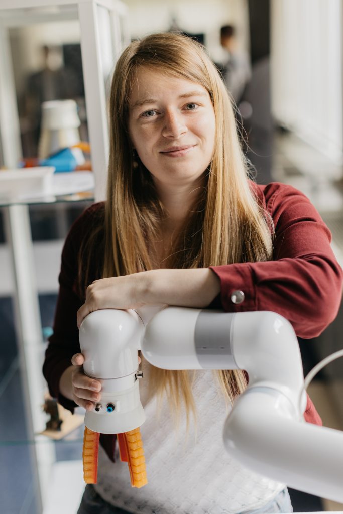 Ellen Roels avec un robot souple © Kevin Faingnaert